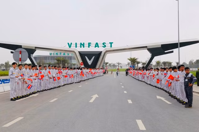 Công nhân Nhà máy ô tô Vinfast chào đón Đoàn Đại biểu cấp cao Triều Tiên ghé thăm