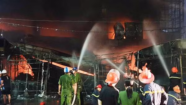 Lực lượng Cảnh sát PCCC đang khống chế đám cháy (Ảnh CTV)