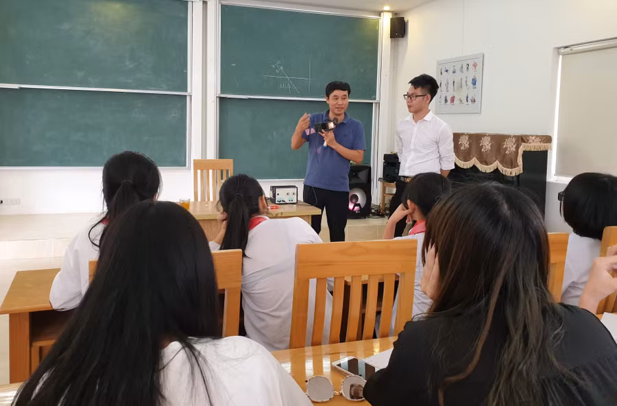 PGS. Nguyễn Hoàng Hải- Phó Giám đốc Đại học Quốc gia Hà Nội giao lưu cùng các em học sinh với bài giảng thú vị về tốc độ ánh sáng