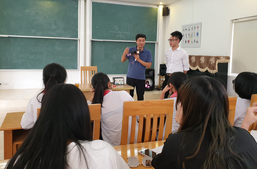 PGS. Nguyễn Hoàng Hải- Phó Giám đốc Đại học Quốc gia Hà Nội giao lưu cùng các em học sinh với bài giảng thú vị về tốc độ ánh sáng PGS. Nguyễn Hoàng Hải- Phó Giám đốc Đại học Quốc gia Hà Nội giao lưu cùng các em học sinh với bài giảng thú vị về tốc độ ánh sáng