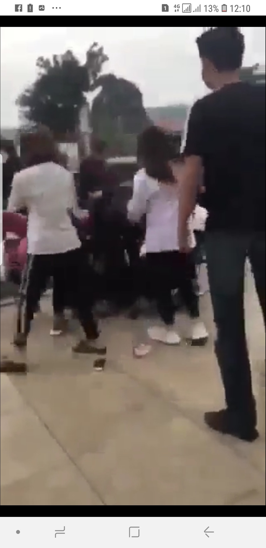 Video về việc nữ sinh cấp 3 tại Quảng Ninh bị đánh hội đồng lan truyền nhanh chóng trên mạng xã hội ( Ảnh cắt từ Clip) Video về việc nữ sinh cấp 3 tại Quảng Ninh bị đánh hội đồng lan truyền nhanh chóng trên mạng xã hội ( Ảnh cắt từ Clip)