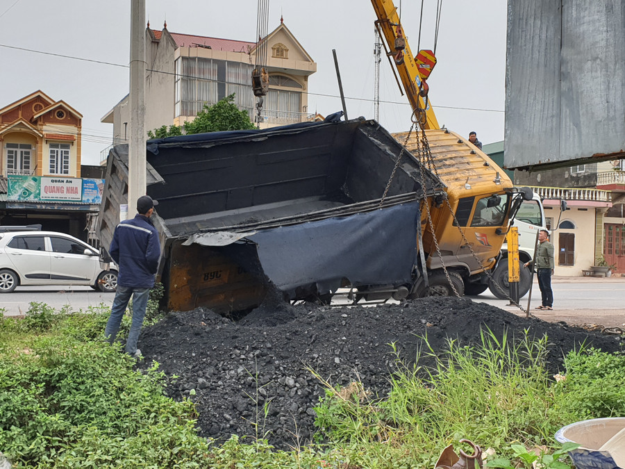 Một lượng "đất đen" khá lớn đổ xuống vỉa hè