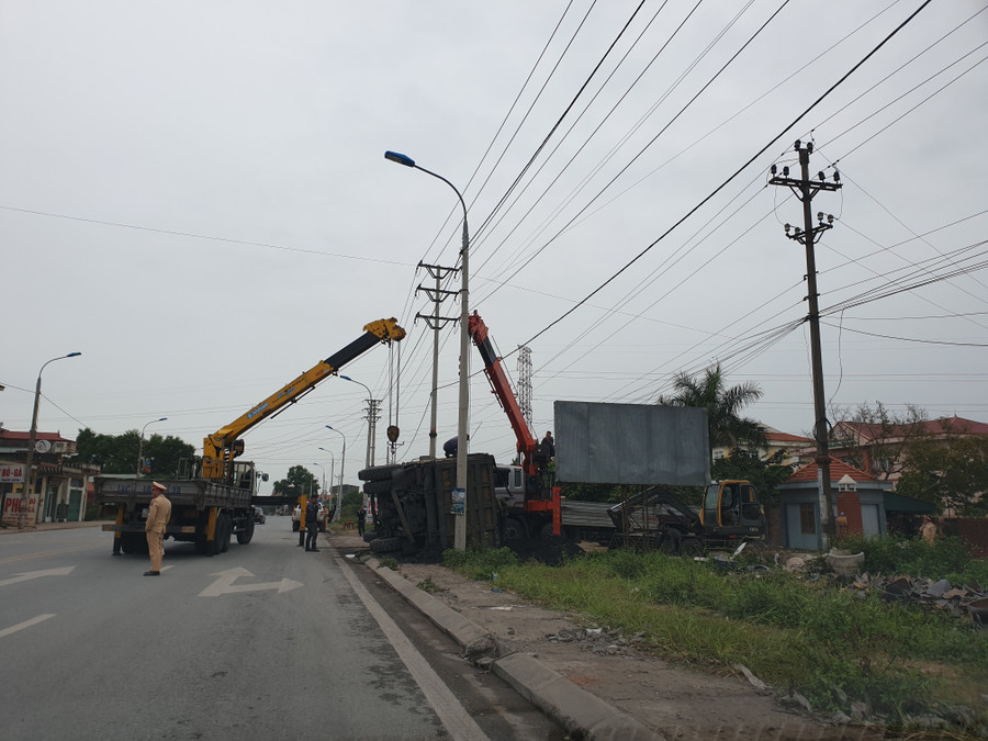 Lực lượng chức năng trực tiếp xuống hiện trường kiểm tra, xử lý và điều tiết giao thông