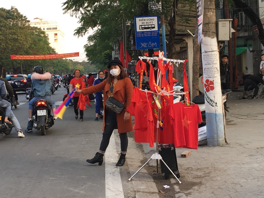 Đường vào sân vận động Lạch Tray rợp màu cờ đỏ sao vàng