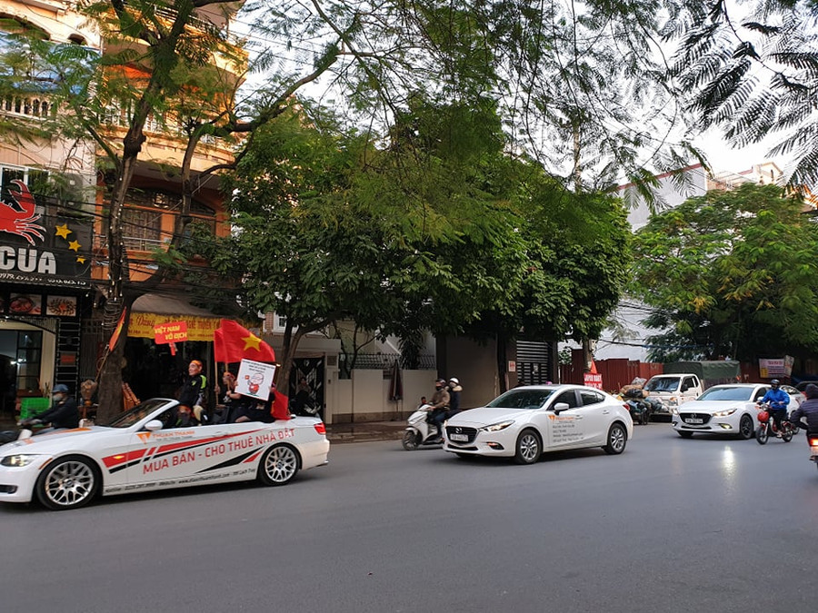 Đường Văn Cao nhiều đoàn xe của người hâm mộ chạy qua với cờ đỏ, sao vàng