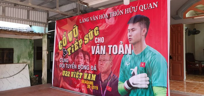 Tấm Pa- nô in ảnh thủ môn Văn Toản được dựng lên cổ vũ cho U22 Việt Nam ngay tại gia đình thủ môn này ở xã Dương Quan, huyện Thủy Nguyên