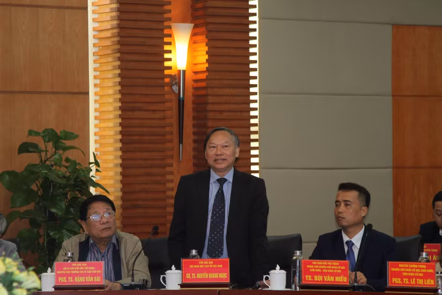 GS.TS Nguyễn Quang Ngọc, Phó chủ tịch Hội Khoa học lịch sử Việt Nam phát biểu tại hội nghị