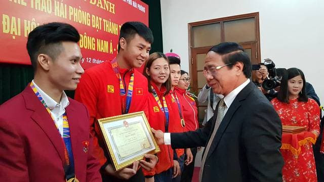 Thủ môn Văn Toản cùng nhiều VĐV được lãnh đạo thành phố tặng thưởng