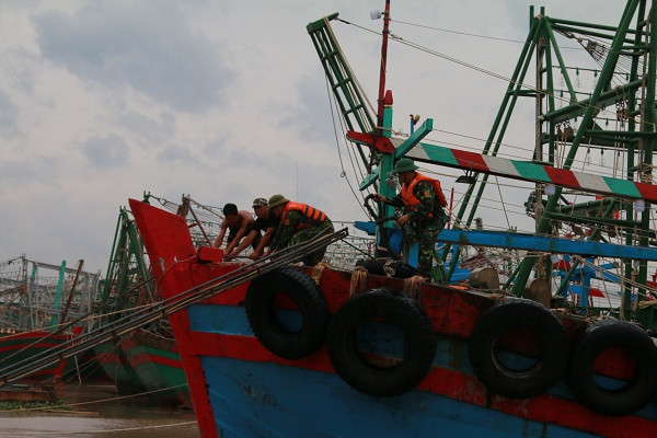 Tàu thuyền được neo đậu an toàn chủ động tránh bão