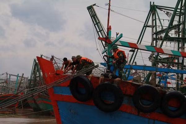 Tàu thuyền được neo đậu an toàn chủ động tránh bão