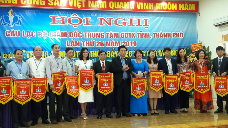 Thứ trưởng Bộ GD&ĐT Nguyễn Hữu Độ trao cờ lưu niệm cho các trưởng đoàn Trung tâm GDTX tỉnh, thành phố Thứ trưởng Bộ GD&ĐT Nguyễn Hữu Độ trao cờ lưu niệm cho các trưởng đoàn Trung tâm GDTX tỉnh, thành phố