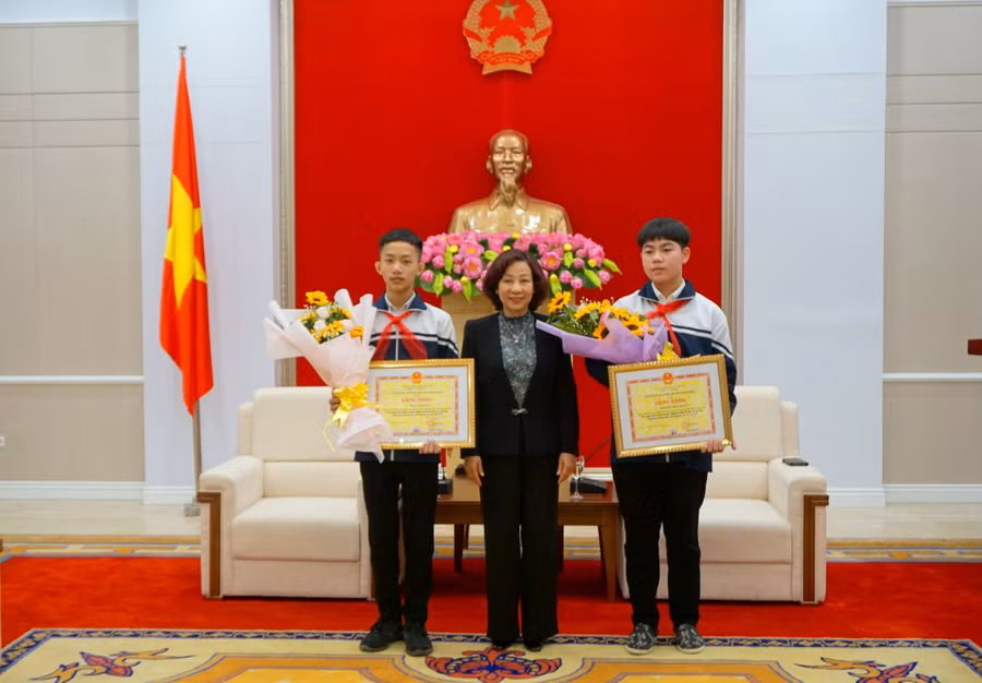 Phó Chủ tịch UBND tỉnh Quảng Ninh Vũ Thị Thu Thủy trao bằng khen cho hai học sinh (Ảnh CTV)