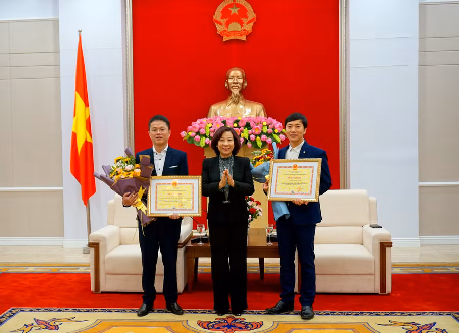 Thầy giáo Hoàng Văn Thắng, Trường THCS Tân An và Tiến sỹ Đặng Toàn Vinh, trường ĐH Hạ Long nhận bằng khen từ lãnh đạo tỉnh Quảng Ninh (Ảnh CTV)