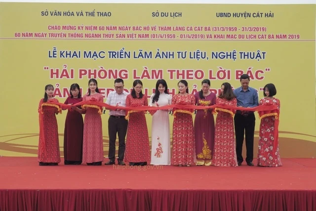 Lễ cắt băng khai mạc triển lãm