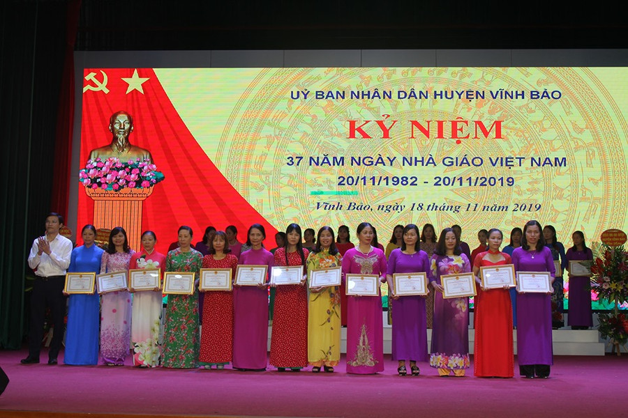 Nhân kỷ niệm ngày Nhà giáo Việt Nam, nhiều giáo viên vinh dự được nhận giấy khen của UBND huyện Vĩnh Bảo Nhân kỷ niệm ngày Nhà giáo Việt Nam, nhiều giáo viên vinh dự được nhận giấy khen của UBND huyện Vĩnh Bảo