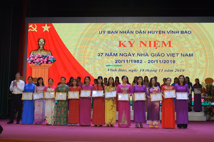 Nhân kỷ niệm ngày Nhà giáo Việt Nam, nhiều giáo viên vinh dự được nhận giấy khen của UBND huyện Vĩnh Bảo