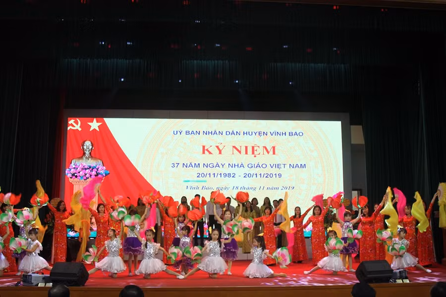 Chương trình văn nghệ chào mừng ngày Nhà Giáo Việt Nam 20/11 của giáo viên và học sinh trong huyện