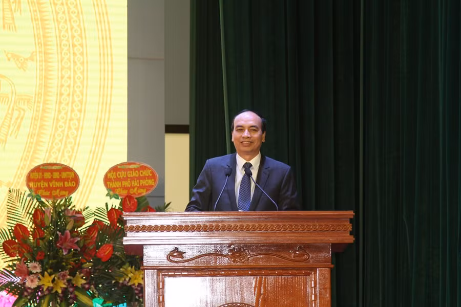 Phó Giám đốc Sở GD&ĐT Hải Phòng Đỗ Văn Lợi phát biểu tại lễ kỷ niệm