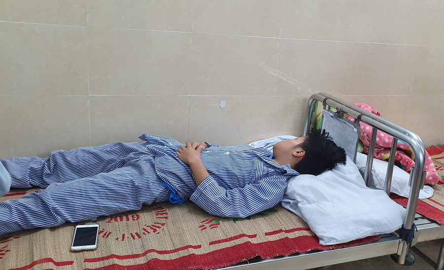 Các bác sỹ đang theo dõi tình trạng sức khỏe để tiến hành phẫu thuật hàm cho bệnh nhân Khanh Các bác sỹ đang theo dõi tình trạng sức khỏe để tiến hành phẫu thuật hàm cho bệnh nhân Khanh