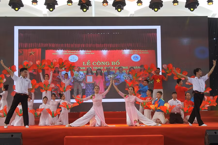 Chương trình văn nghệ đặc sắc chào mừng kỷ niệm 60 năm ngày thành lập trường Đại học Hải Phòng Chương trình văn nghệ đặc sắc chào mừng kỷ niệm 60 năm ngày thành lập trường Đại học Hải Phòng