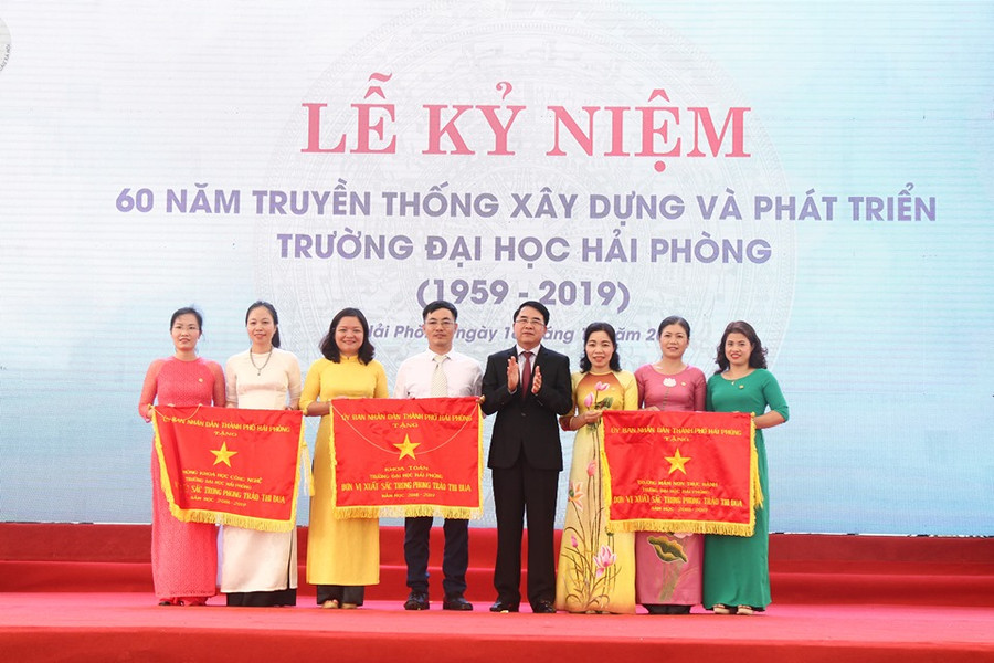 Ông Lê Khắc Nam trao Cờ thi đua xuất sắc cho 3 tập thể Ông Lê Khắc Nam trao Cờ thi đua xuất sắc cho 3 tập thể