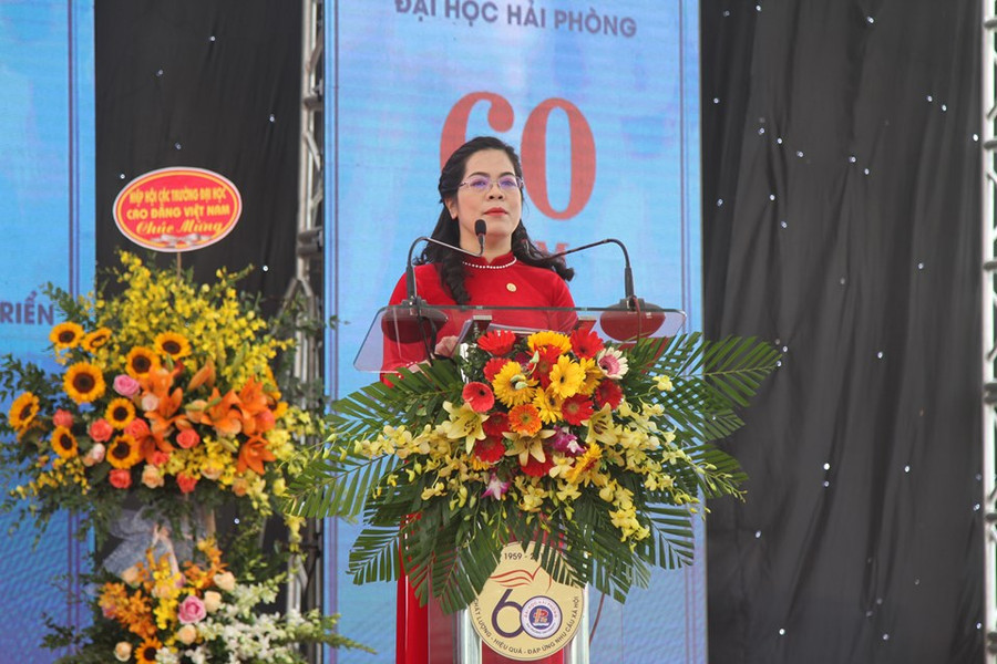 PGS.TS Nguyễn Thị Hiên - Hiệu trưởng trường Đại học Hải Phòng đọc diễn văn kỷ niệm PGS.TS Nguyễn Thị Hiên - Hiệu trưởng trường Đại học Hải Phòng đọc diễn văn kỷ niệm