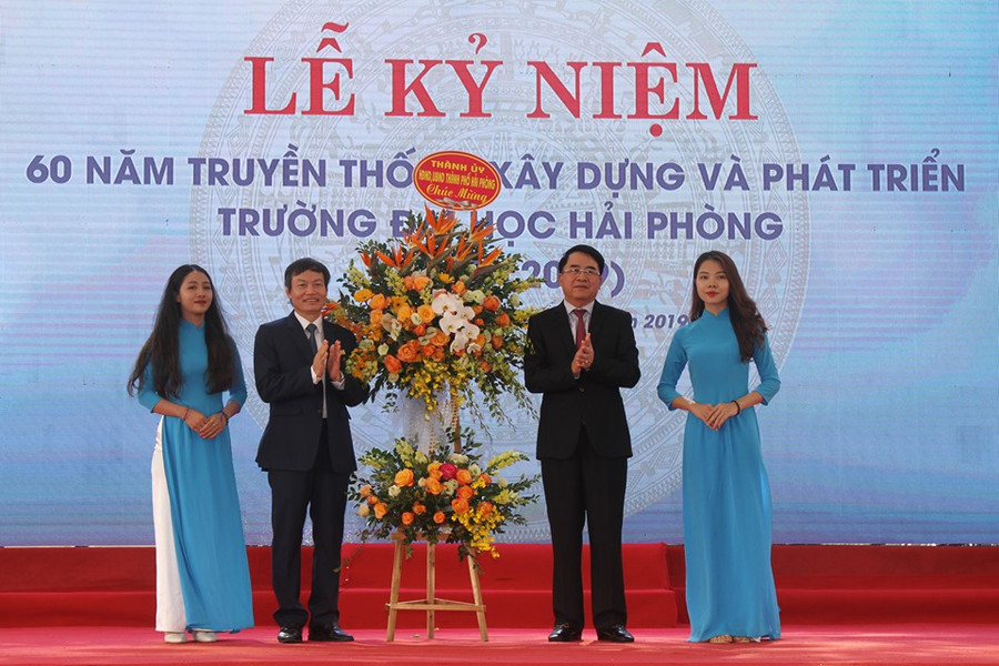 Phó Chủ tịch UBND TP. Hải Phòng Lê Khắc Nam tặng hoa chúc mừng nhà trường Phó Chủ tịch UBND TP. Hải Phòng Lê Khắc Nam tặng hoa chúc mừng nhà trường