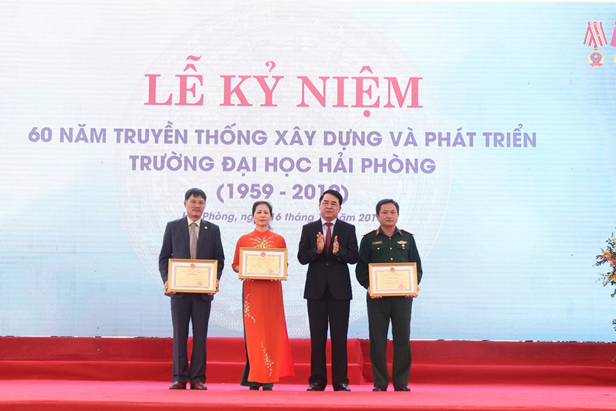 Phó Chủ tịch UBND TP. Hải Phòng trao Danh hiệu Tập thể lao động xuất sắc cho các đơn vị Phó Chủ tịch UBND TP. Hải Phòng trao Danh hiệu Tập thể lao động xuất sắc cho các đơn vị