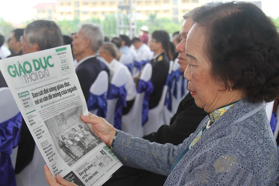 Bà Trương Kim Dung, nguyên giảng viên Khoa Sư phạm Ngữ Văn, trường Đại học Hải Phòng đọc bài viết về trường đăng trên báo Giáo dục và Thời đại Bà Trương Kim Dung, nguyên giảng viên Khoa Sư phạm Ngữ Văn, trường Đại học Hải Phòng đọc bài viết về trường đăng trên báo Giáo dục và Thời đại