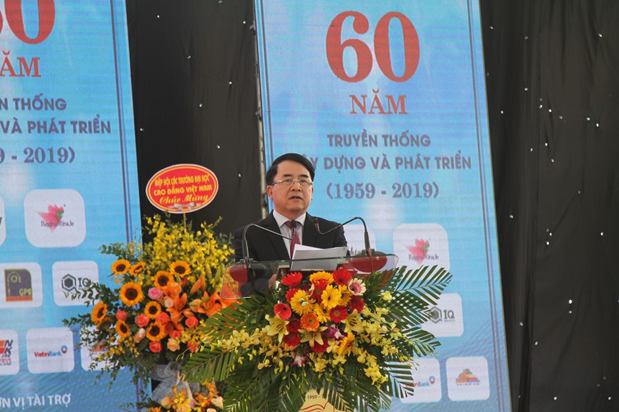 Ông Lê Khắc Nam chúc mừng và ghi nhận những thành tích mà trường Đại học Hải Phòng đã đạt được trong chặng đường 60 năm qua Ông Lê Khắc Nam chúc mừng và ghi nhận những thành tích mà trường Đại học Hải Phòng đã đạt được trong chặng đường 60 năm qua