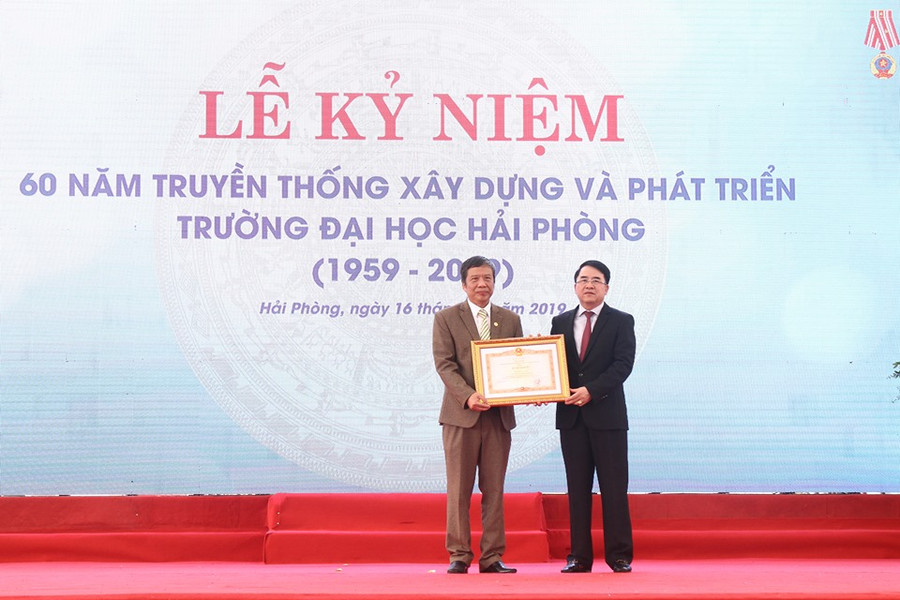 Tiến sĩ Đoàn Quang Mạnh - Phó Hiệu trưởng trường Đại học Hải Phòng nhận Bằng khen của Thủ tướng Chính phủ Tiến sĩ Đoàn Quang Mạnh - Phó Hiệu trưởng trường Đại học Hải Phòng nhận Bằng khen của Thủ tướng Chính phủ