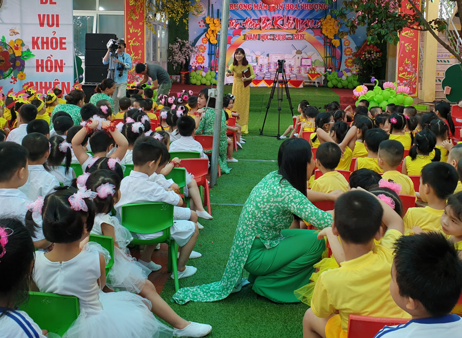 Cô Giáo Bùi Thị Thoa- Hiệu trưởng nhà trường giao lưu cùng các bé