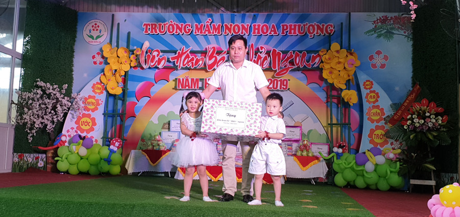 Được nhận quà từ các bác lãnh đạo, các bé rất vui