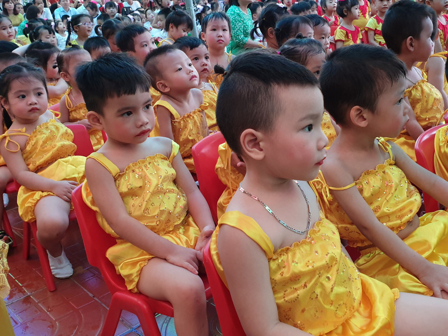 Các bé rất chú ý dõi theo phần biểu diễn của các bạn