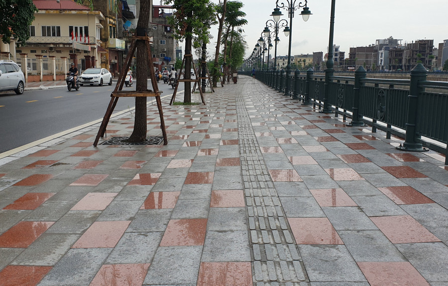 Một đoạn vỉa hè sông Tam Bạc