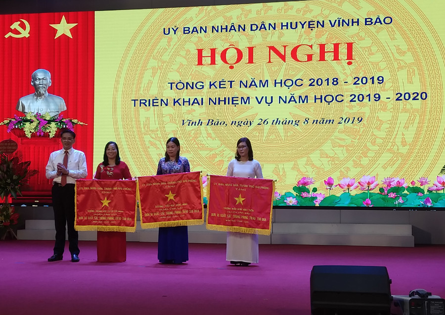3 đơn vị trường học trên địa bàn huyện Vĩnh Bảo vinh dự được nhận cờ thi đua của thành phố