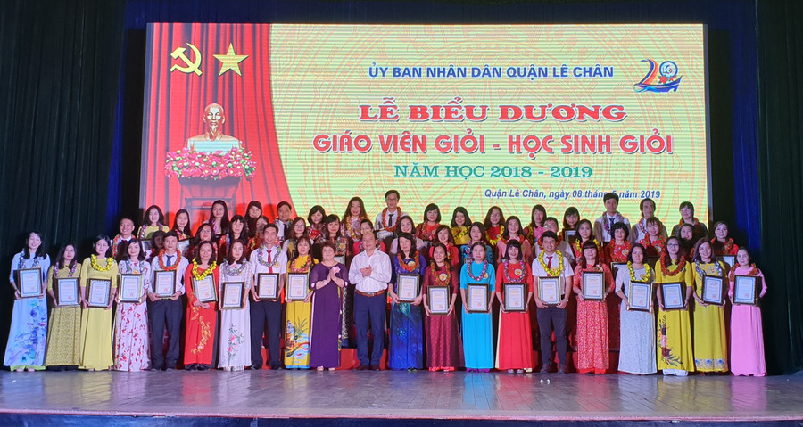 Lễ biểu dương nhằm ghi nhận, tôn vinh những nhà giáo nhiệt huyết, yêu nghề và có những cống hiến lớn lao đối với sự nghiệp trồng người.