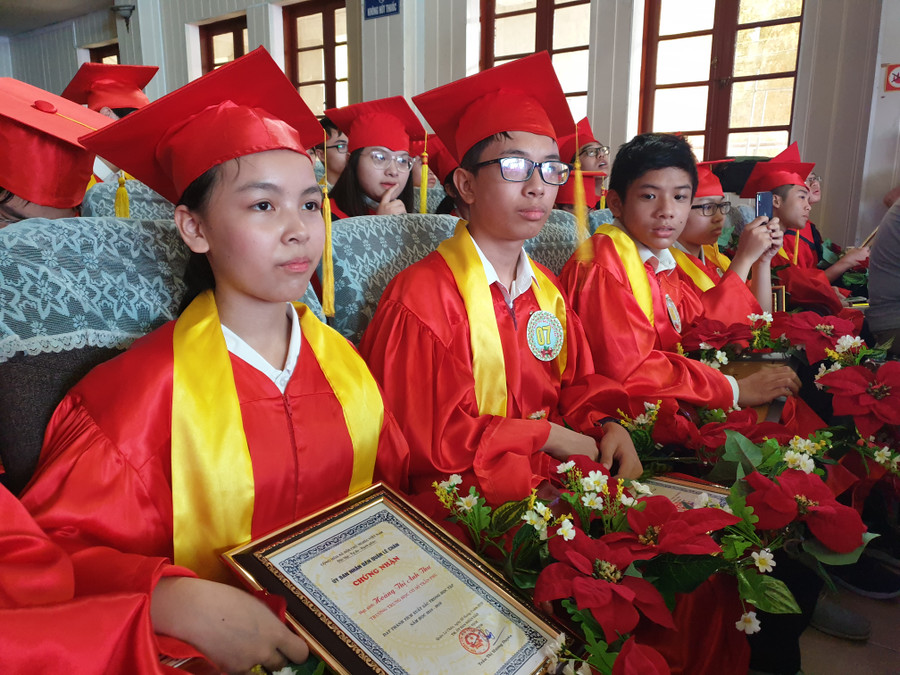 Em Hoàng Thị Anh Thư (THCS Trần Phú - ngoài cùng bên trái) đạt Huy chương Vàng Cuộc thi giải toán bằng tiếng Anh Hà Nội mở rộng.