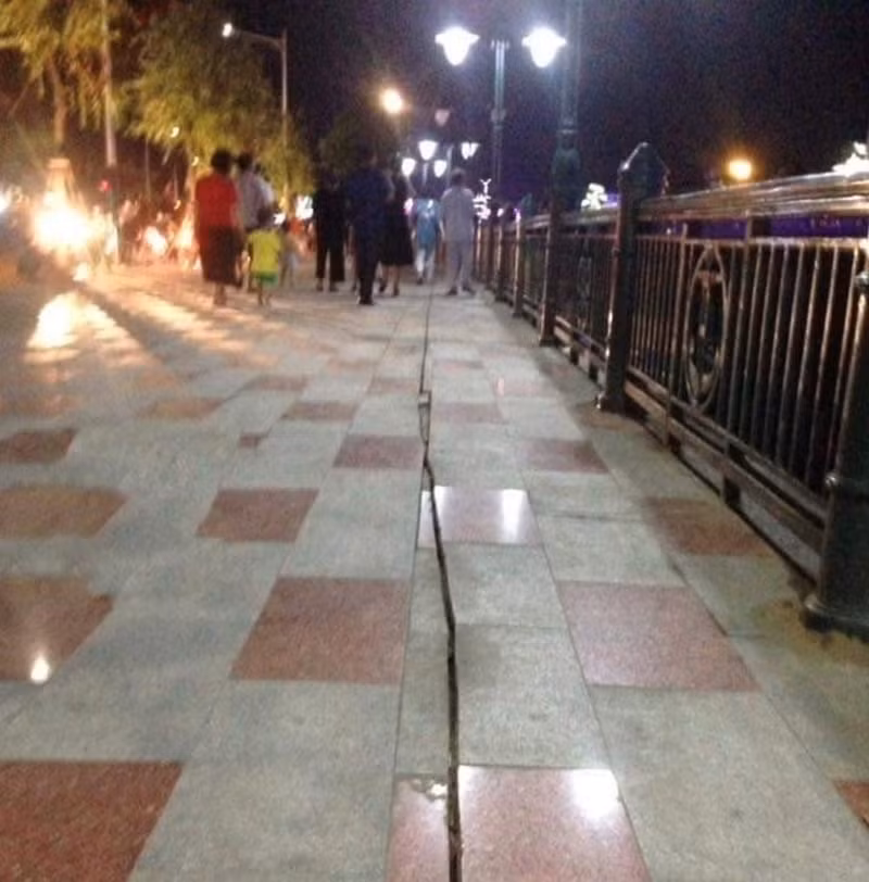 Vết nứt kéo dài trên vỉa hè sông Tam Bạc xuất hiện ngày 27/5