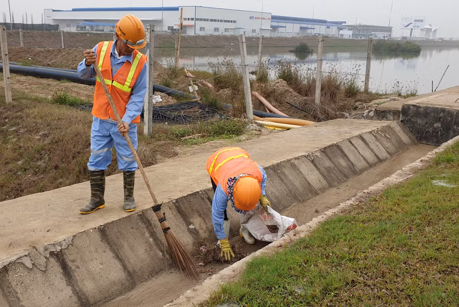 Công tác dọn vệ sinh trên cầu Tân Vũ- Lạch Huyện Công tác dọn vệ sinh trên cầu Tân Vũ- Lạch Huyện