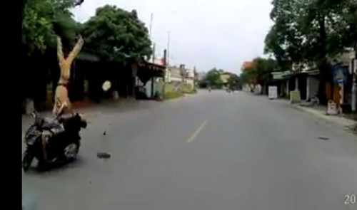 Cú tông xe kinh hoàng, khiến nhiều người chứng kiến khiếp sợ Cú tông xe kinh hoàng, khiến nhiều người chứng kiến khiếp sợ