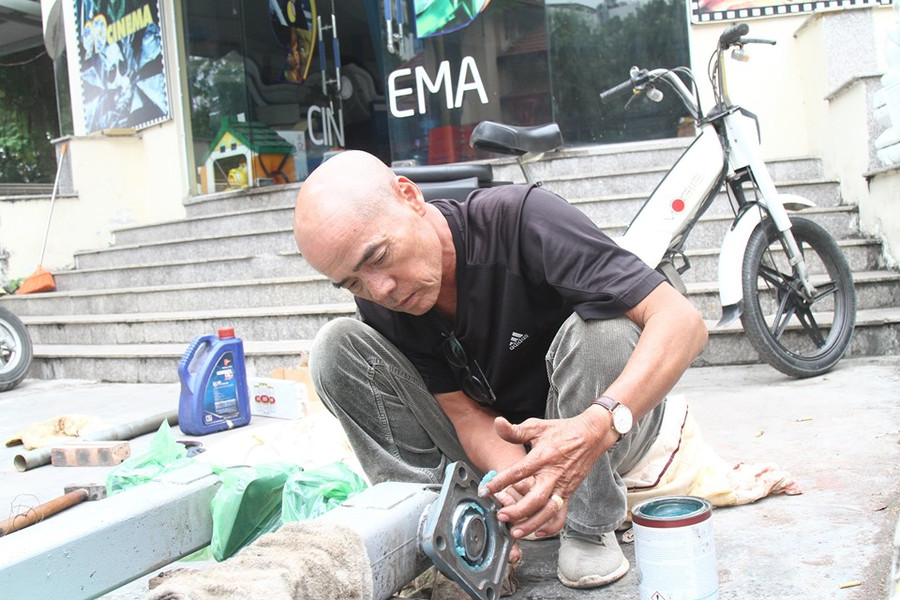 Ông Lê Minh Thuấn (một chủ hộ kinh doanh tại Vườn hoa Kim Đồng) mong muốn dự án khu vui chơi mới sớm được hoàn thiện Ông Lê Minh Thuấn (một chủ hộ kinh doanh tại Vườn hoa Kim Đồng) mong muốn dự án khu vui chơi mới sớm được hoàn thiện