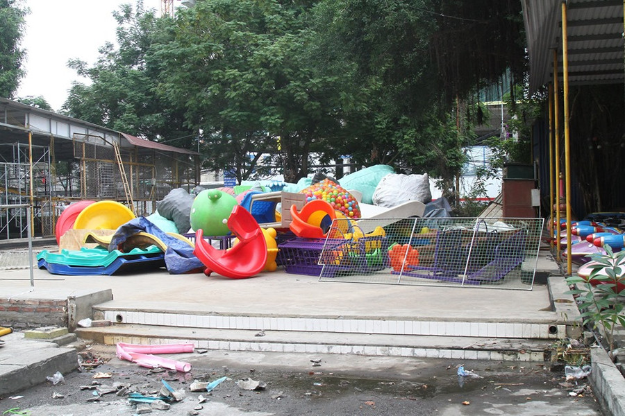 Khi tháo dỡ, nhiều đồ không còn phù hợp, chủ kinh doanh phải bán sắt vụn Khi tháo dỡ, nhiều đồ không còn phù hợp, chủ kinh doanh phải bán sắt vụn