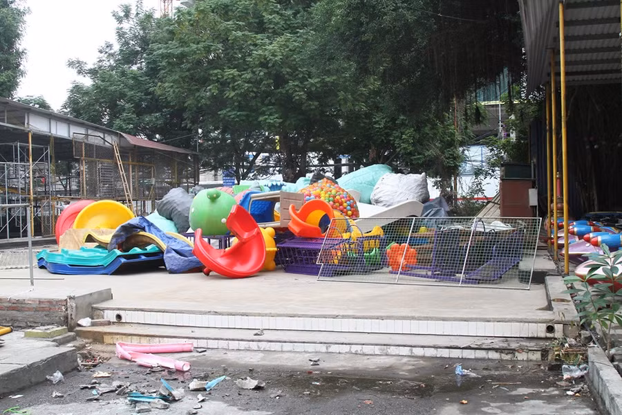 Khi tháo dỡ, nhiều đồ không còn phù hợp, chủ kinh doanh phải bán sắt vụn