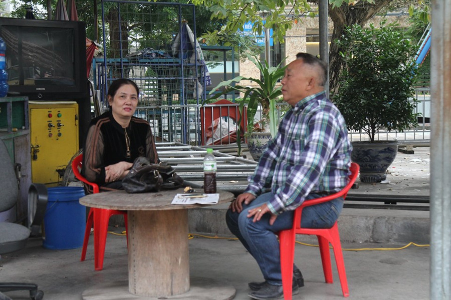 Bà Nguyễn Thị Thêu và nhiều hộ kinh doanh tại Vườn hoa Kim Đồng tỏ ra tiếc nuối Bà Nguyễn Thị Thêu và nhiều hộ kinh doanh tại Vườn hoa Kim Đồng tỏ ra tiếc nuối