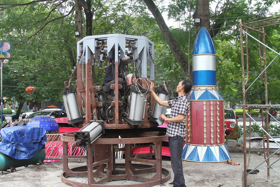 Gia đình ông Thuấn phải thuê hơn chục công nhân để tháo dỡ, di dời công trình Gia đình ông Thuấn phải thuê hơn chục công nhân để tháo dỡ, di dời công trình