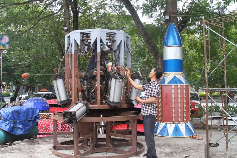 Gia đình ông Thuấn phải thuê hơn chục công nhân để tháo dỡ, di dời công trình