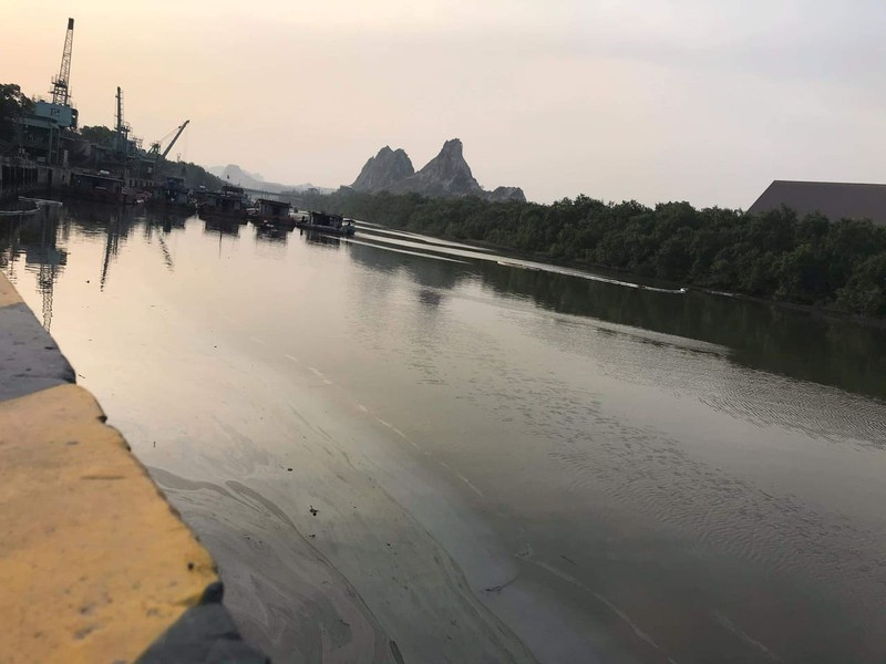 Một lượng lớn dầu tràn ra sông Thải (ảnh CTV) Một lượng lớn dầu tràn ra sông Thải (ảnh CTV)