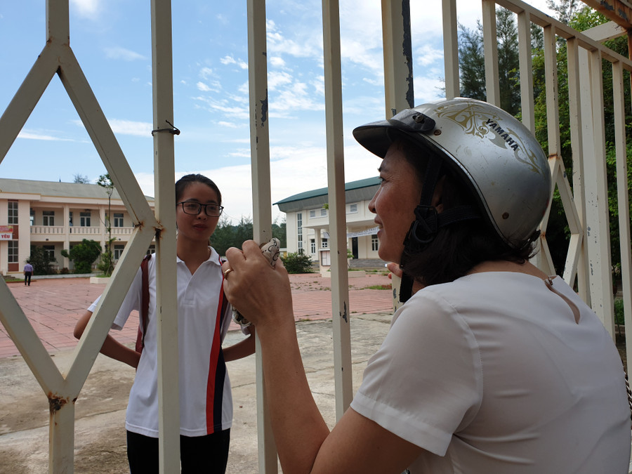 Chị Mười thấp thỏm ngóng con ngoài cổng trường