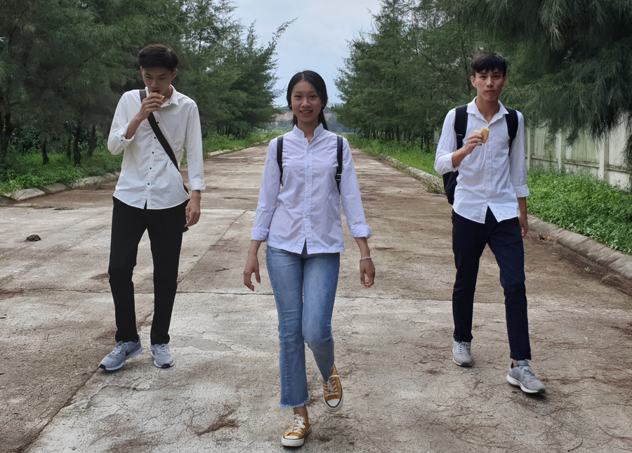 Không có cha mẹ đưa đón, nhiều thí sinh chủ động đi bộ tới điểm thi và tranh thủ ăn sáng trước giờ "G"